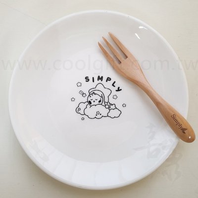 Simply 品牌的餐盤和木製叉子 電商平台滿額贈品